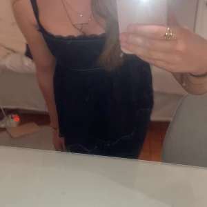 Supersöt svart sommartopp med öppen rygg - Snygg svart topp med små vita sömmar och en öppen rygg med knytning💕 Perfekt för en kväll ute på sommaren☀️ Köpte här på Plick, men har tyvärr inte kommit till användning💗