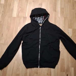 Burbbery Zip Hoodie - Burbbery Hoodie till salu! Om du har frågor då är det bara att skriva till mig