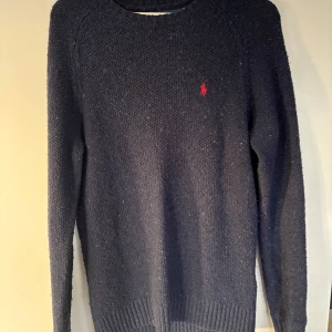 Mörkblå stickad tröja från Ralph Lauren - Säljer en stilren mörkblå stickad tröja från Ralph Lauren. 