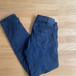 Replay anbass  - Feta jeans från replay i toppskick || modellen är anbass hyperflex || nypris: 1700kr || skick: 9/10 || storlek: w29 L30 || Han på bilden är runt 172 ||postar alltid 30 minuter efter köp || hör av dig vid mer frågor📩 