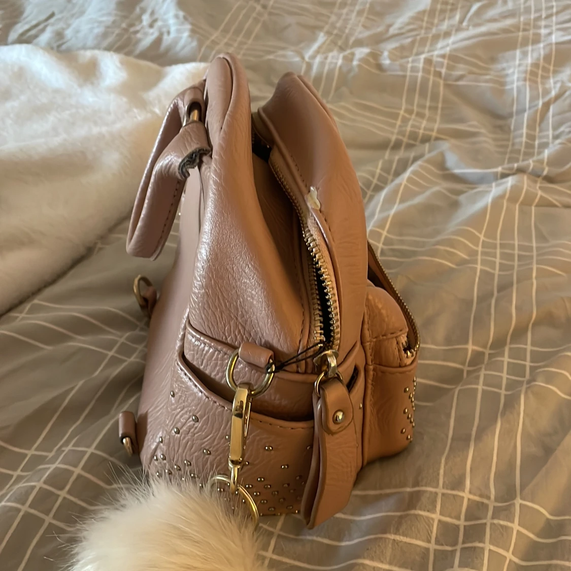 Beige axelväska med nitar - 1
