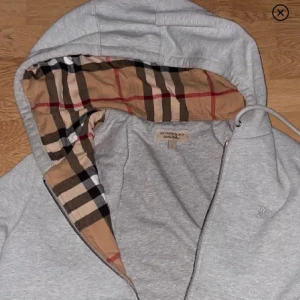 Grå hoodie med rutig foder från Burberry - Helt oanvänd och äkta med kvitto