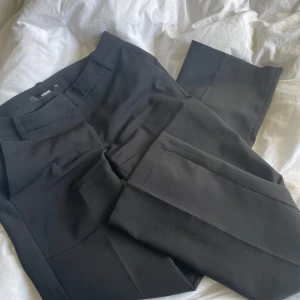 Svarta kostymbyxor - Kostymbyxor från Bikbok i helt toppen skick märks inte av dom varit använda förutom lite knotter på ena benet! Stl 34 skriv för bilder på❤️