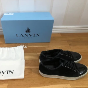 Svarta Lanvins - Snygga svarta Lanvin. Funkar året runt. Använda varsamt. Shoebox och påse ingår. Storlek 40 men sitter som 41. Små defekter på toecapen. Priset går att diskutera
