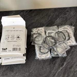 Stenarmband marble white/grey stone - Säljer massvis med stenarmband. Finns lite över 100 i lager. Föredrar att få sålt alla samtidigt, har inget fast pris så de är bara att komma med förslag samt skriva hur många ni vill ha. Packpåsar ingår. 