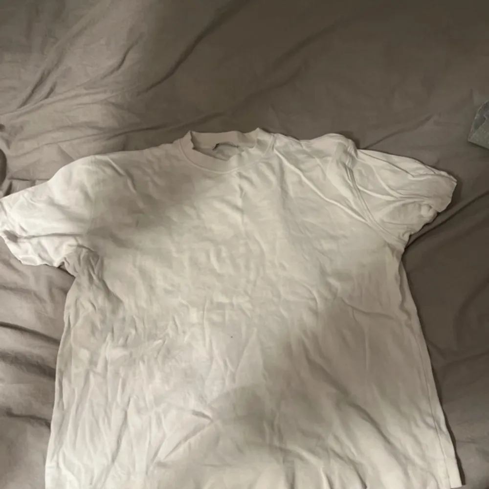 Säljer denna vita Zara t-shirten. Den är använd, men i mycket bra skick. . T-paidat.