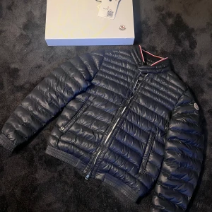 Moncler jacka - Hej säljer denna snygga jackan från Moncler. Storlek 2 och passar dig som är mellan 170-180cm. Äktighets bevis finns! Dm vid mer info.
