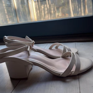 Beige sandaler med klack - Snygga beige sandaler med klack och smala remmar. Säljer för att dem är för små på mig. Använde de 2-3 gånger. 