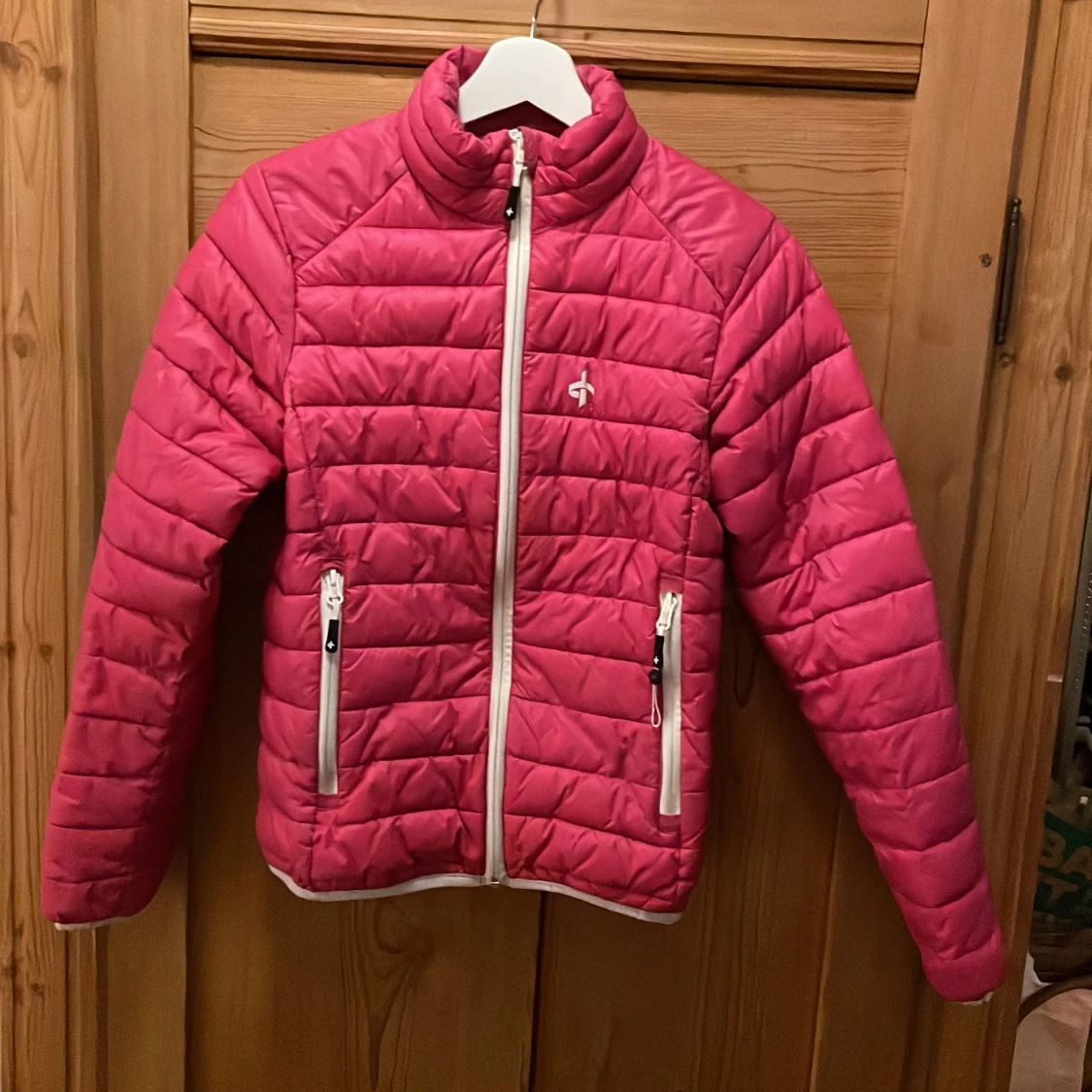 Rosa pufferjacka med dragkedja