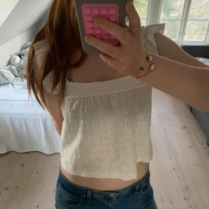 Vit topp - Säljer denna super söta topp från Gina tricot, tröjan finns inte längre att köpa!💖💖