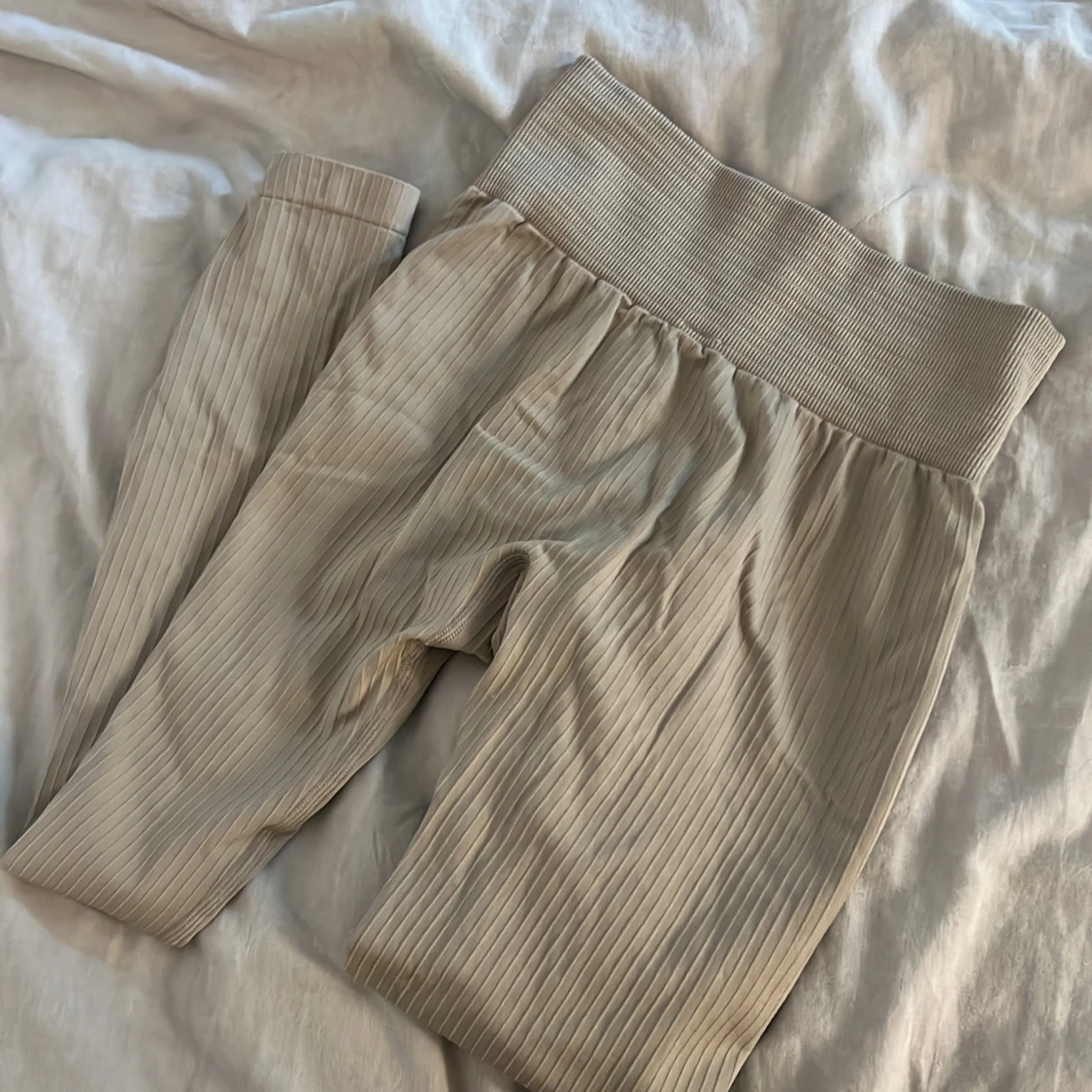 Beige ribbade leggings från ICANIWILL - 1