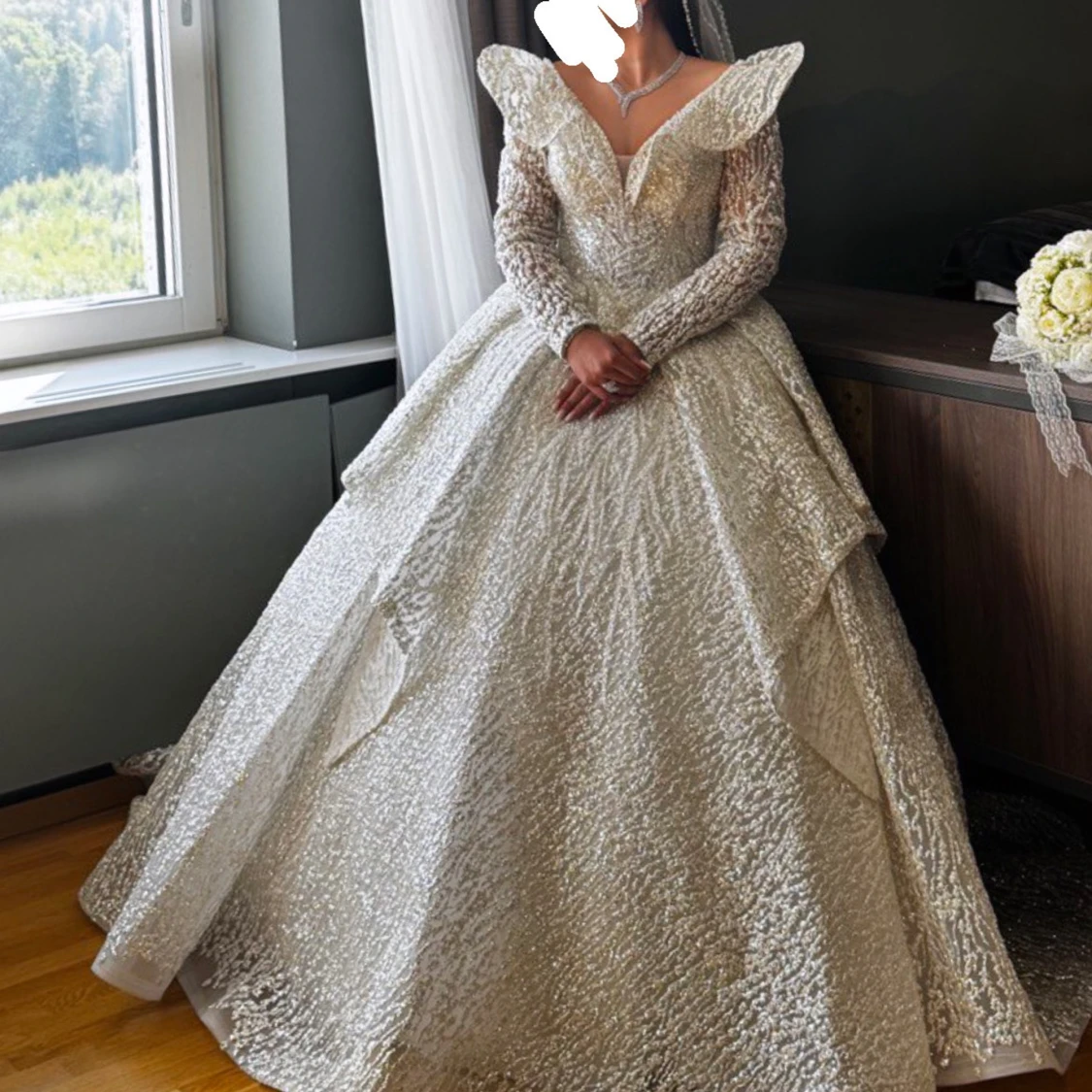 Vit glittrig brudklänning - 2