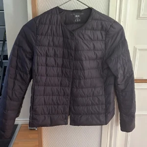 Svart quiltad jacka från Uniqlo - Snygg uniqlo jacka i storlek xs.