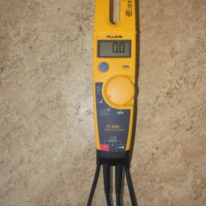 Fluke TS-600 Elektrisk Testare - Säljer en Fluke TS-600 elektrisk testare i gult med digital display och vridbar ratt för inställningar. Den har två testkablar, en röd och en svart, för mätning av spänning och ström. Perfekt för elektriska arbeten och felsökning. Köp direkt eller ge prisförslag 💡Den kostar mellan 3500