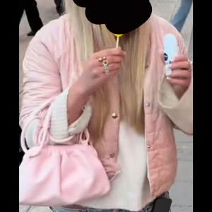 Rosa trekvartsärmad jacka  - Säljer en söt rosa jacka aldrig använt, vet tyvärr inte vart den är ifrån (lånad bild) 