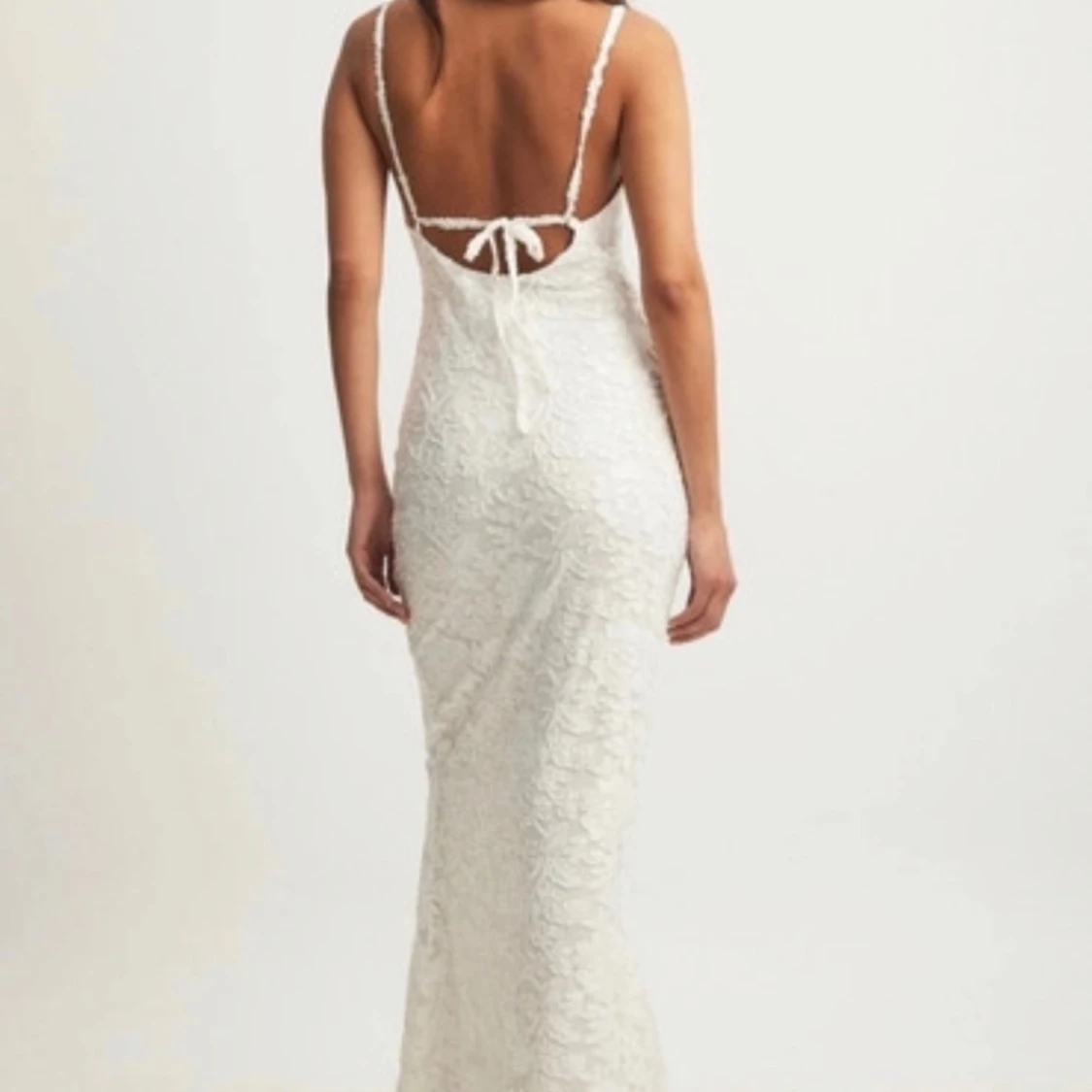 Vit balklänning med blommor och öppen rygg - 1