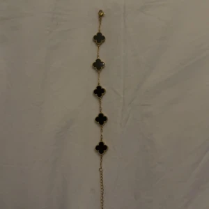 Van cleef liknande armband - Elegant van cleef inspirerat armband i svart och guld. Armbandet är märkt med 18KGP, vilket indikerar att det är guldpläterat. Perfekt för dig som gillar lyx men inte vill spendera flera tusen kronor för att uppnå din drömstil❤️ Skriv för fler bilder och frågor! 💕