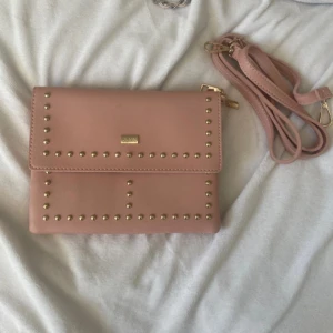 Rosa axelväska  - Säljer en rosa axelväska som knappt har använts. Under väskan är lite trådar men inget synligt. Skriv för fler frågor❤️