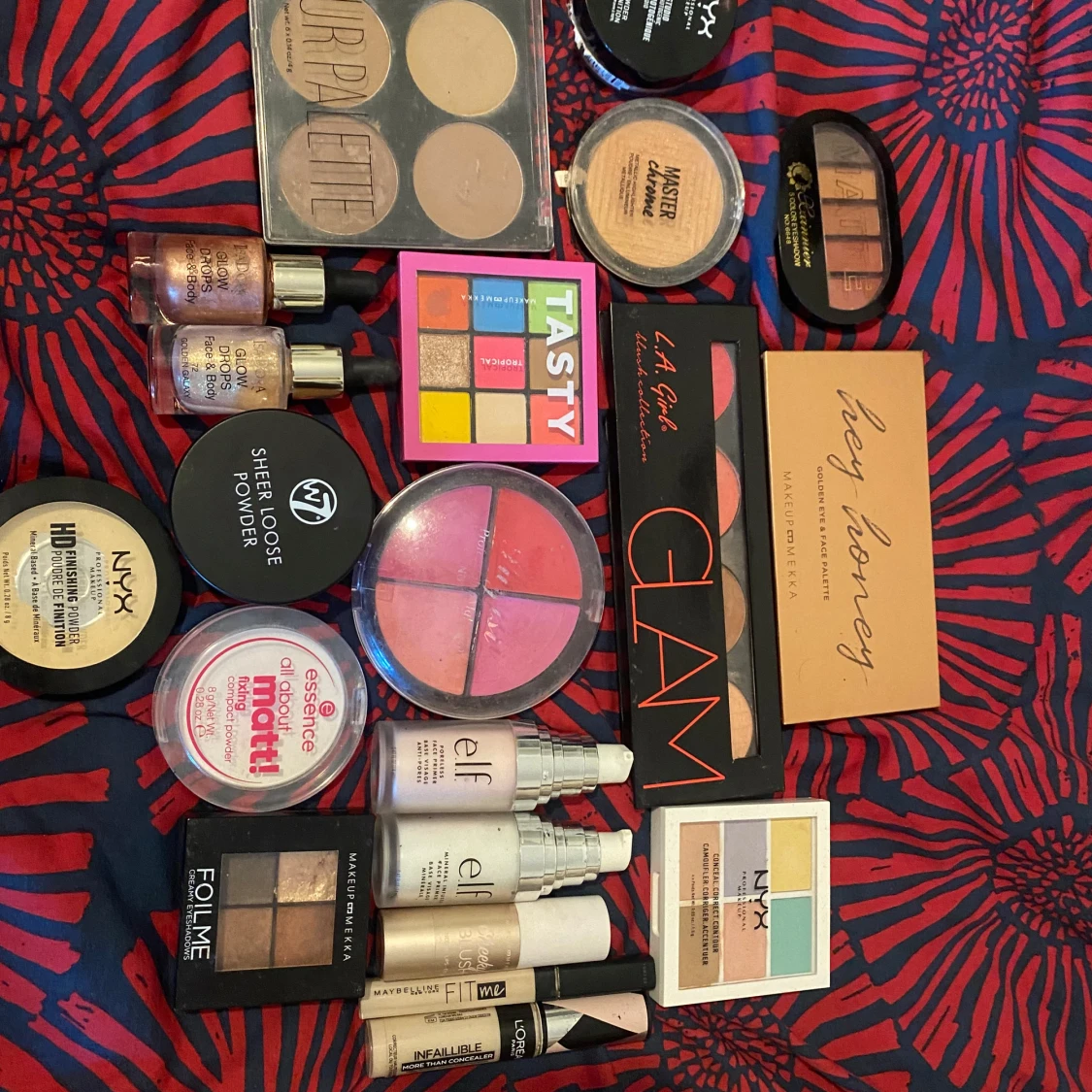 Blandat sminkset med paletter och foundations