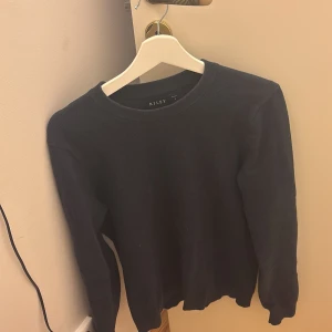 Riley Tröja - Mörkblå tröja från Brothers. Riktigt snygg och stilren samt passar till allt. Den har en bra passform och skönt material. Nypris 599kr