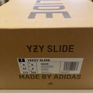 Onyx Yeezy Slide  - Säljer ett par svarta Yeezy Slide från yeezy.  Helt nya endast testade. Kvitto finns. Size 9 vilket motsvarar 43. Deadstock