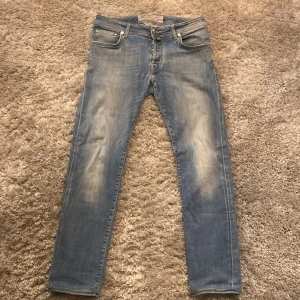 Jacob Cohen 622 - Säljer ett par riktigt snygga jeans från Jacob Cohen, i modell 622 som är slim fit. De är i bra skick förutom ett litet hål, bild 5, som knappt syns. Nypris: 5000+ skriv gärna över frågor och funderingar, priset kan diskuteras.