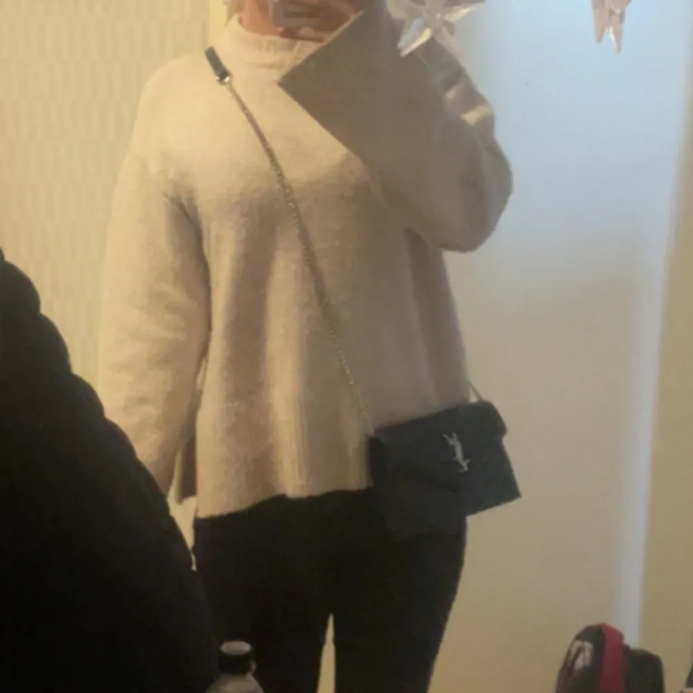 Jätte snygg svart YSL väska med silvriga detaljer. Säljer den då den inte kommer till användning. Kontakta mig privat vid intresse eller frågor❤️ TAR ENDAST SWISH. Laukut & Käsilaukut.