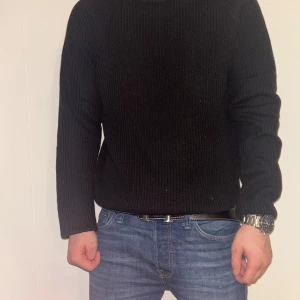 JACK AND JONES stickad tröja, stl S - ⚠️OANVÄND⚠️Säljer en stilren svart stickad tröja med långa ärmar . Perfekt för kyligare dagar och passar till det mesta i garderoben. Tröjan har en klassisk design med ribbstickade muddar vid ärmslut och nederkant. 