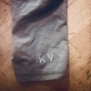 Kriminalvården KV kit. Tröja, Byxor och T-Shirt - KV kit. kompletta anstaltskläder med KV -logga Tröja, T-shirt och Byxor av äldre modell 