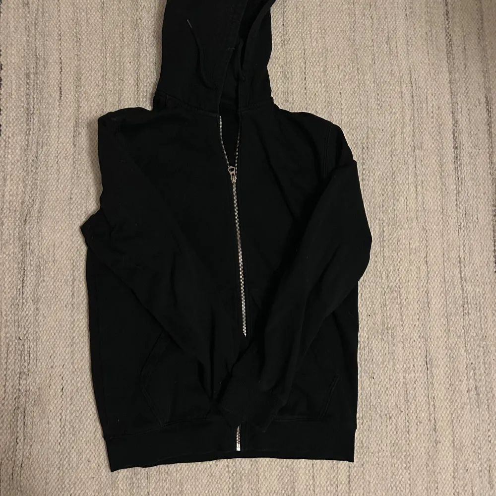 Säljer en svart zip up från Weekday. Storlek: xs. Undrar du något, hör gärna av dig🙌. Hupparit & Collegepaidat.