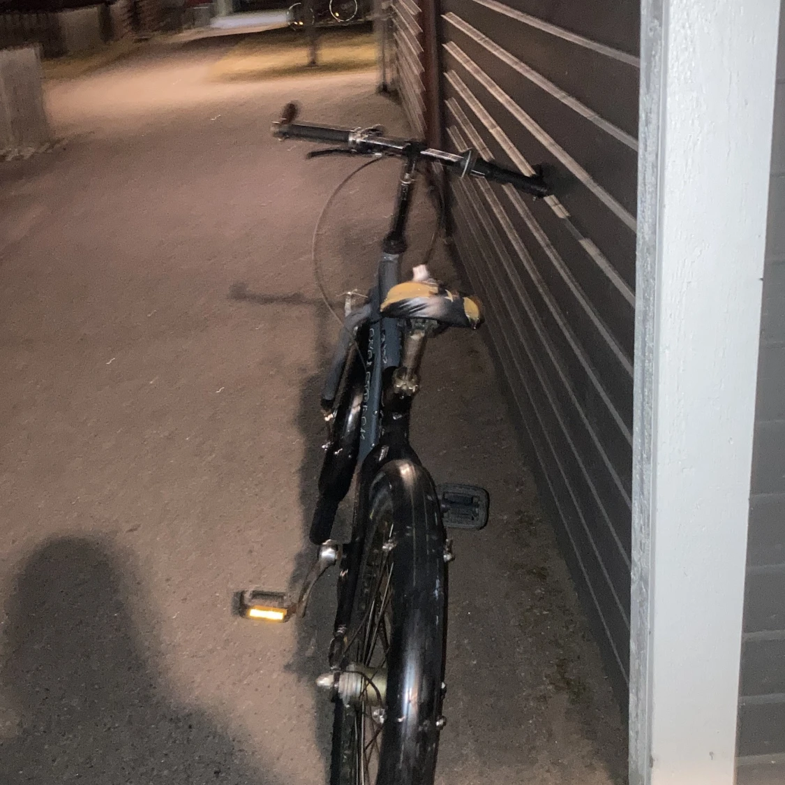 Säljer en grå svart cykel - 4