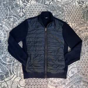 Cardigan jacka - Snygg marinblå quiltad jacka! Använd fåtal gånger, och i mycket fint skick! | Stl: L passar även M | Perfekt nu till våren! | Vid frågor eller funderingar finns jag i DM! 📩 Mvh CVB Closet