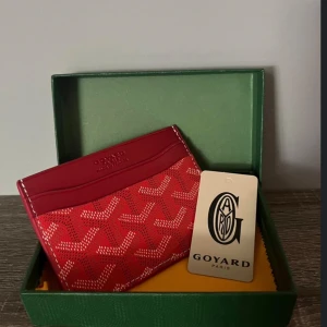 Korthållare - Korthållare - Nyskick - Färg: Vinröd/Burgundy - Mitt pris: 549kr - hör av dig vid funderingar 💫