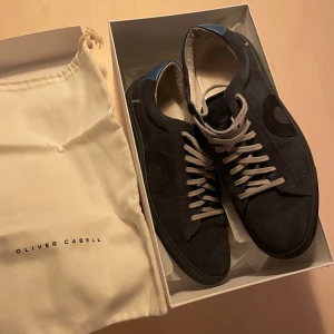 Oliver Cabell skor - Ett par marinblå Oliver Cabell skor köpta för ca 4800kr inklusive dyra tullar. De är i storlek 43 (relativt normala i stoleken enligt mig). De är använda i ca 3 månader men fortfarande i nyskick. Skorna är såklart äkta. Hör av er vid minsta lilla fråga eller fundering!😊