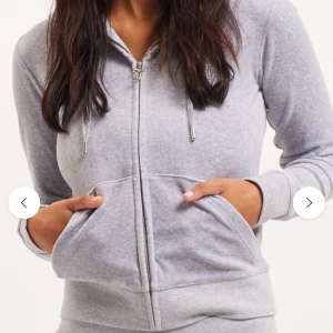 Juicy couture hoodie  - Säljer en bekväm grå juicy couture hoodie den den inte kommer till användning längre. Köpt för ca 1.300kr men säljer för 450kr. Endast seriösa köpare tack☺️