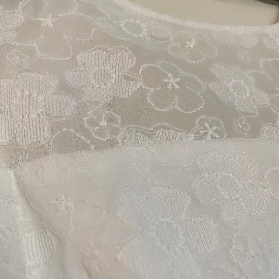 Vit långklänning med spetsdetaljer - 1