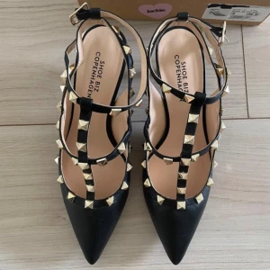 Valentino liknade klackar - DÖ SNYGGA klackar som är jätte lika valentino, nypris 1500kr. Använda vid två tillfällen men sälja då jag insett att jag inte alls kan gå i klackar 🥲💕 true to size enligt mig och bekväm klack 💕