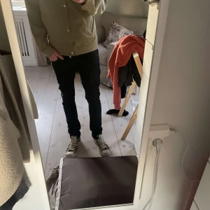 Nudie jeans - Ett par feta nudie i färgen svart som sitter som slim fit med en fet wash . Storleken är 29:32 och modellen är 182 och väger 62 kg. Hör gärna av er om ni har några frågor!.