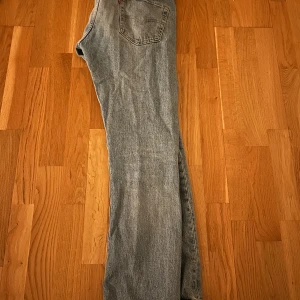 Levis 501 jeans - Säljer ett par klassiska Levis 501 jeans i ljusblå denim. De har en ganska slim passform. Inte använda jättemycket med en del. Skick 8/10