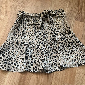Leopard mästrad kjol - Jättefin kjol med leopard mönster från stradivarius. Har dragkedja vid sidan och knytning vid midjan. Perfekt till sommaren!