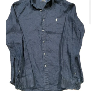 Mörkblå skjorta från Polo Ralph Lauren - Snygg mörkblå skjorta från Polo Ralph. Skjortan är storlek m. Den är i bra skicka, bara att den är ostrykt på bilderna👍
