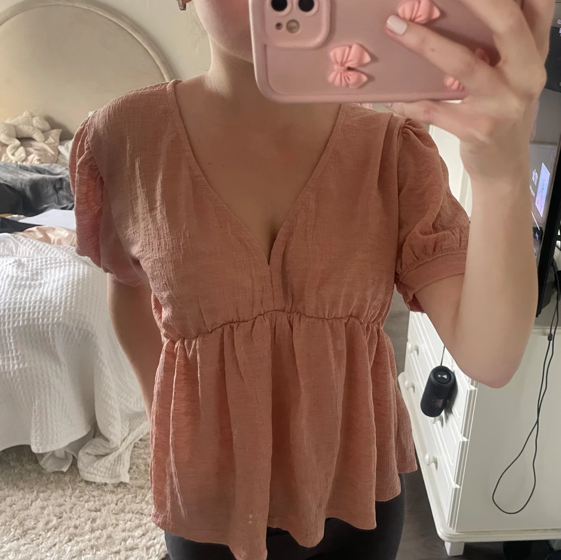 Persikofärgad blus med puffärm