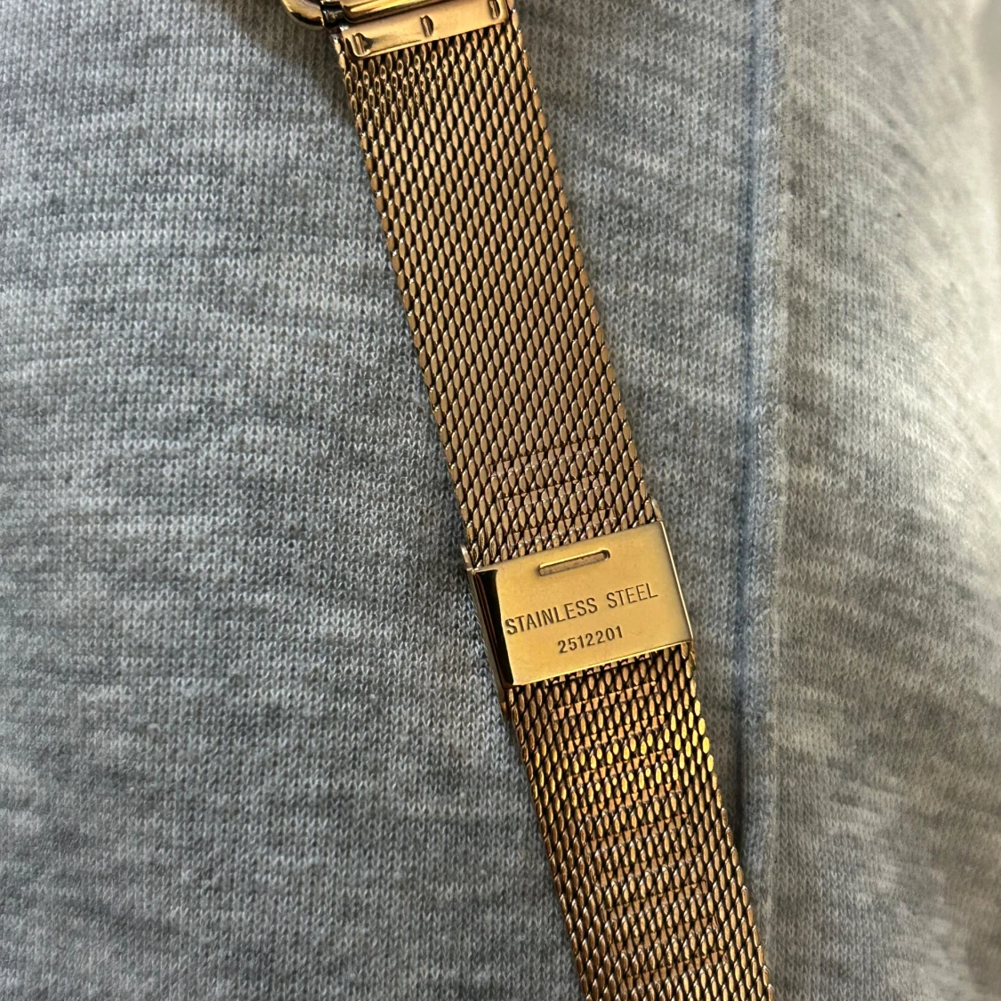 Guldig klocka från Michael Kors med mesh-armband - 3