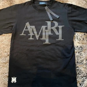 Amiri T-shirt  - Säljer en helt ny Amiri T-shirt i storlek S men kan funka för M okså. Helt ny med original lapparna kvar, priset kan diskuteras. Hör av dig vid frågor eller intresse Mvh
