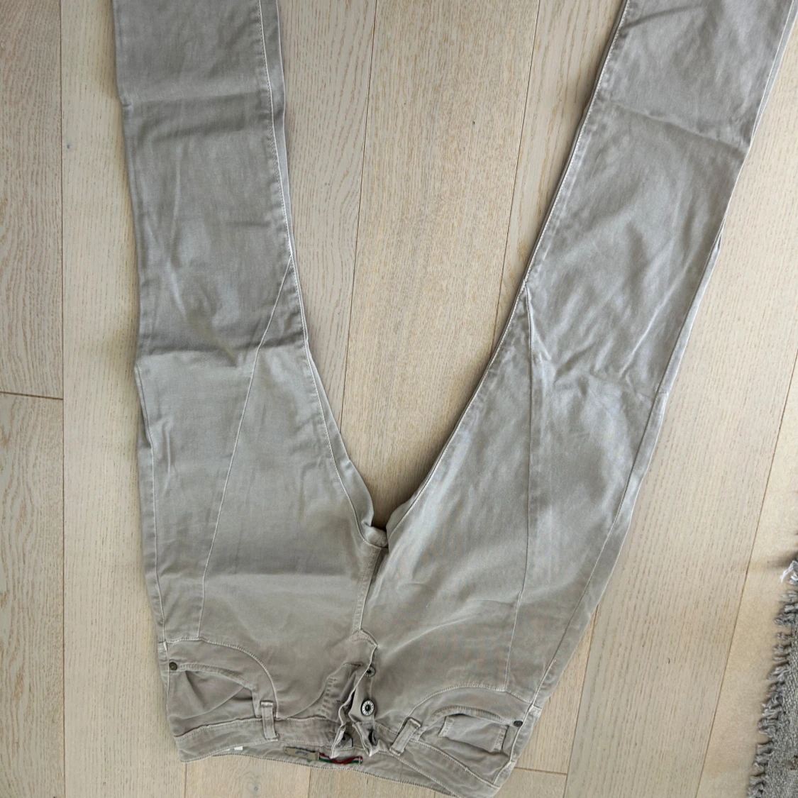 Beige chinos från please