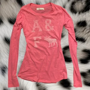 Abercrombie & fitch tröja❤️ - Super fin ljus råsa Abercrombie & fitch tröja med långa armar och tunt matrial som ät pärfäkt till sommaren❤️