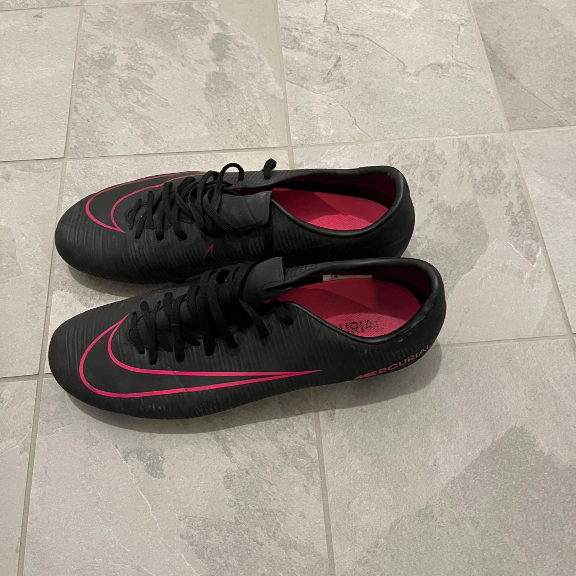 Svarta Nike Mercurial fotbollsskor med rosa detaljer - 1