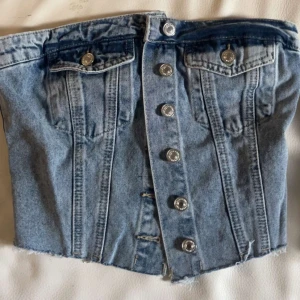 Jeans korsett-topp med knappar - Super fin tröja i jeans tygg