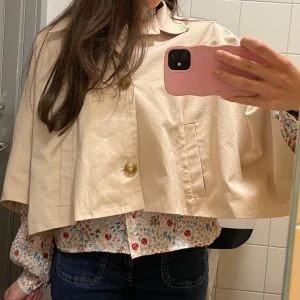 Beige trenchcoat  - Snygg trenchcoat kappa 