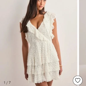 SÖKER!!! - Söker denna i storlek S eller xs behöver till 11 juni!